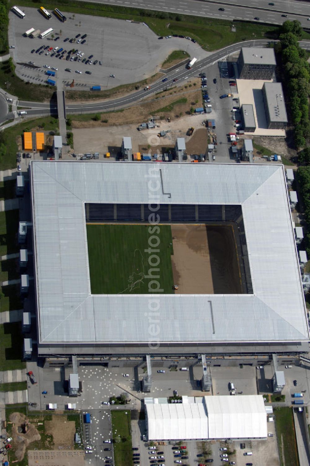 Salzburg from above - Das EM Stadion Wals-Siezenheim ist ein 28.900 Zuschauer fassendes Fußballstadion am Stadtrand von Salzburg in der Gemeinde Wals-Siezenheim, und Heimstätte des Fußballverein FC Red Bull Salzburg. Bei der Fußball Europameisterschaft 2008 wird es einer der vier österreichischen Austragungsorte sein. Aus diesem Grund trägt es, neben der Gemeindebezeichnung auch das Kürzel EM im offiziellen Stadionnamen. Eine eventuelle Umbenennung darf erst nach Beendigung der Europameisterschaft 2008 erfolgen. Das Stadion wurde im März 2003 fertiggestellt und gilt als Nachfolger des alten Lehener Stadions in dem von 1971 bis 2003 der Fußballverein Austria Salzburg beheimatet war.