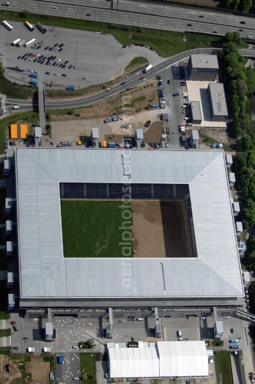 Salzburg from the bird's eye view: Das EM Stadion Wals-Siezenheim ist ein 28.900 Zuschauer fassendes Fußballstadion am Stadtrand von Salzburg in der Gemeinde Wals-Siezenheim, und Heimstätte des Fußballverein FC Red Bull Salzburg. Bei der Fußball Europameisterschaft 2008 wird es einer der vier österreichischen Austragungsorte sein. Aus diesem Grund trägt es, neben der Gemeindebezeichnung auch das Kürzel EM im offiziellen Stadionnamen. Eine eventuelle Umbenennung darf erst nach Beendigung der Europameisterschaft 2008 erfolgen. Das Stadion wurde im März 2003 fertiggestellt und gilt als Nachfolger des alten Lehener Stadions in dem von 1971 bis 2003 der Fußballverein Austria Salzburg beheimatet war.