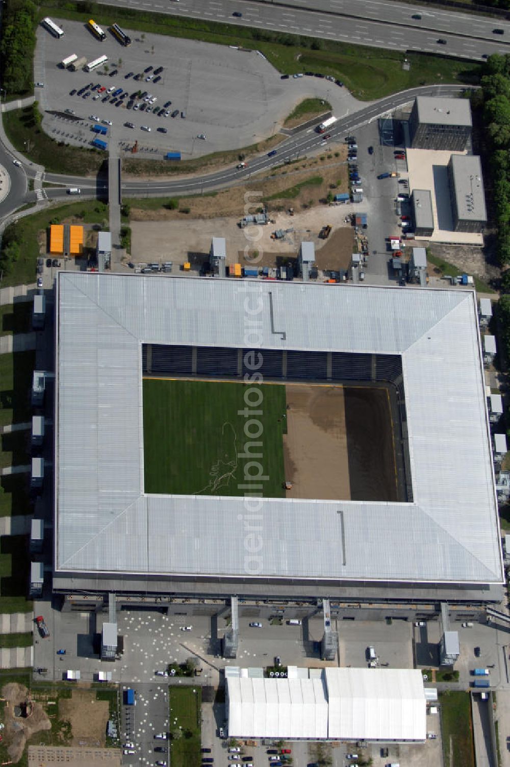 Aerial image Salzburg - Das EM Stadion Wals-Siezenheim ist ein 28.900 Zuschauer fassendes Fußballstadion am Stadtrand von Salzburg in der Gemeinde Wals-Siezenheim, und Heimstätte des Fußballverein FC Red Bull Salzburg. Bei der Fußball Europameisterschaft 2008 wird es einer der vier österreichischen Austragungsorte sein. Aus diesem Grund trägt es, neben der Gemeindebezeichnung auch das Kürzel EM im offiziellen Stadionnamen. Eine eventuelle Umbenennung darf erst nach Beendigung der Europameisterschaft 2008 erfolgen. Das Stadion wurde im März 2003 fertiggestellt und gilt als Nachfolger des alten Lehener Stadions in dem von 1971 bis 2003 der Fußballverein Austria Salzburg beheimatet war.