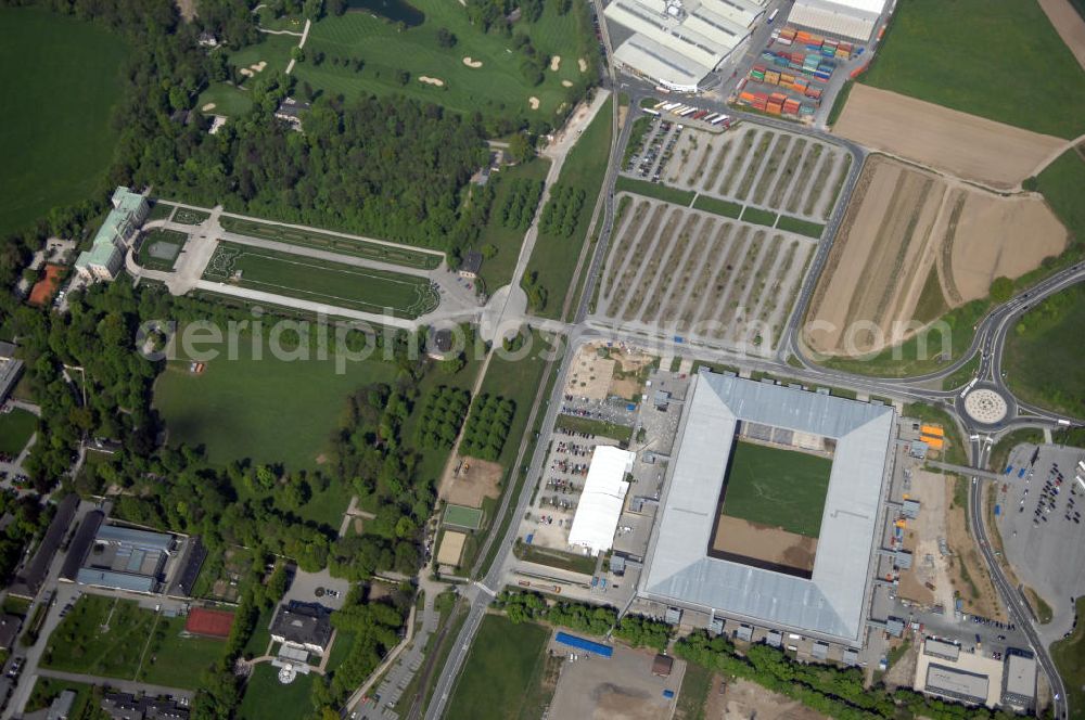 Salzburg from above - Das EM Stadion Wals-Siezenheim ist ein 28.900 Zuschauer fassendes Fußballstadion am Stadtrand von Salzburg in der Gemeinde Wals-Siezenheim, und Heimstätte des Fußballverein FC Red Bull Salzburg. Bei der Fußball Europameisterschaft 2008 wird es einer der vier österreichischen Austragungsorte sein. Aus diesem Grund trägt es, neben der Gemeindebezeichnung auch das Kürzel EM im offiziellen Stadionnamen. Eine eventuelle Umbenennung darf erst nach Beendigung der Europameisterschaft 2008 erfolgen. Das Stadion wurde im März 2003 fertiggestellt und gilt als Nachfolger des alten Lehener Stadions in dem von 1971 bis 2003 der Fußballverein Austria Salzburg beheimatet war.