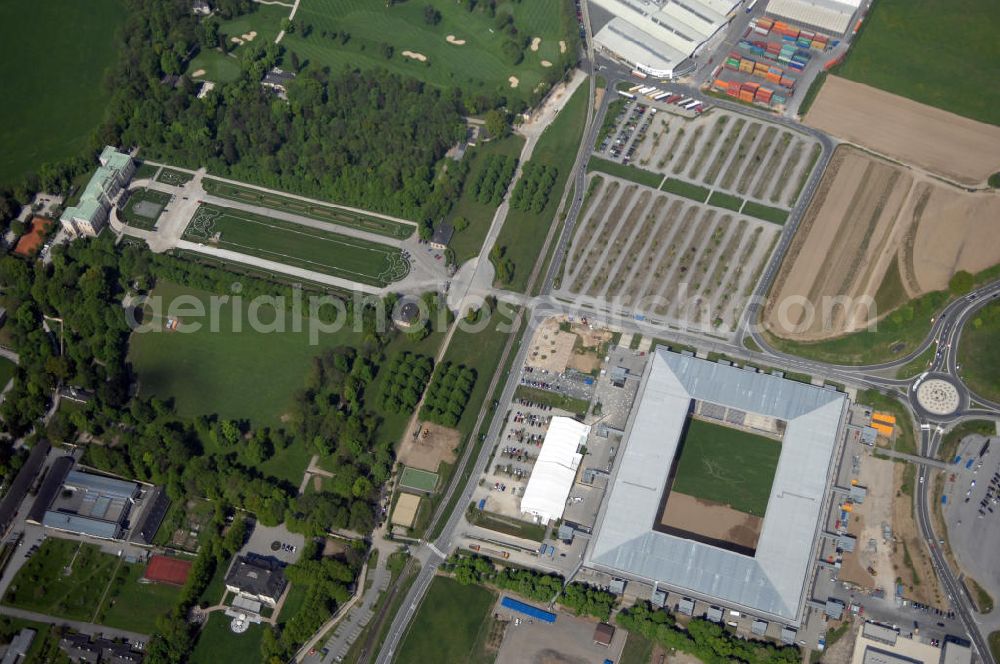 Salzburg from the bird's eye view: Das EM Stadion Wals-Siezenheim ist ein 28.900 Zuschauer fassendes Fußballstadion am Stadtrand von Salzburg in der Gemeinde Wals-Siezenheim, und Heimstätte des Fußballverein FC Red Bull Salzburg. Bei der Fußball Europameisterschaft 2008 wird es einer der vier österreichischen Austragungsorte sein. Aus diesem Grund trägt es, neben der Gemeindebezeichnung auch das Kürzel EM im offiziellen Stadionnamen. Eine eventuelle Umbenennung darf erst nach Beendigung der Europameisterschaft 2008 erfolgen. Das Stadion wurde im März 2003 fertiggestellt und gilt als Nachfolger des alten Lehener Stadions in dem von 1971 bis 2003 der Fußballverein Austria Salzburg beheimatet war.