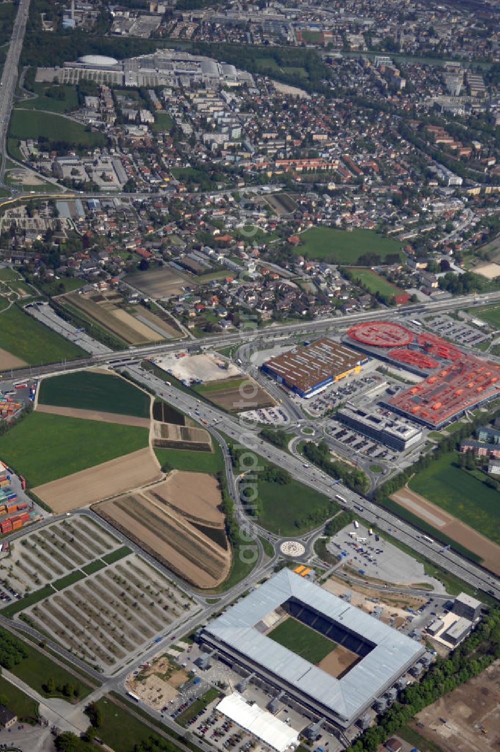 Salzburg from the bird's eye view: Das EM Stadion Wals-Siezenheim ist ein 28.900 Zuschauer fassendes Fußballstadion am Stadtrand von Salzburg in der Gemeinde Wals-Siezenheim, und Heimstätte des Fußballverein FC Red Bull Salzburg. Bei der Fußball Europameisterschaft 2008 wird es einer der vier österreichischen Austragungsorte sein. Aus diesem Grund trägt es, neben der Gemeindebezeichnung auch das Kürzel EM im offiziellen Stadionnamen. Eine eventuelle Umbenennung darf erst nach Beendigung der Europameisterschaft 2008 erfolgen. Das Stadion wurde im März 2003 fertiggestellt und gilt als Nachfolger des alten Lehener Stadions in dem von 1971 bis 2003 der Fußballverein Austria Salzburg beheimatet war.