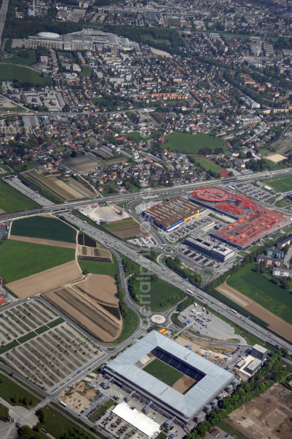 Aerial image Salzburg - Das EM Stadion Wals-Siezenheim ist ein 28.900 Zuschauer fassendes Fußballstadion am Stadtrand von Salzburg in der Gemeinde Wals-Siezenheim, und Heimstätte des Fußballverein FC Red Bull Salzburg. Bei der Fußball Europameisterschaft 2008 wird es einer der vier österreichischen Austragungsorte sein. Aus diesem Grund trägt es, neben der Gemeindebezeichnung auch das Kürzel EM im offiziellen Stadionnamen. Eine eventuelle Umbenennung darf erst nach Beendigung der Europameisterschaft 2008 erfolgen. Das Stadion wurde im März 2003 fertiggestellt und gilt als Nachfolger des alten Lehener Stadions in dem von 1971 bis 2003 der Fußballverein Austria Salzburg beheimatet war.