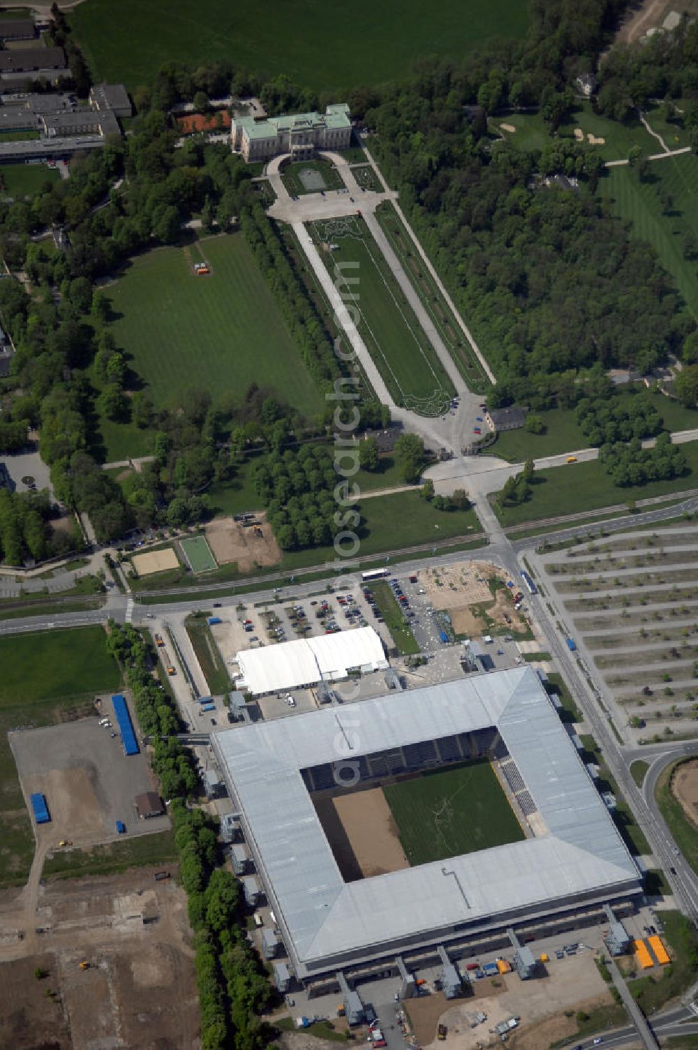 Salzburg from the bird's eye view: Das EM Stadion Wals-Siezenheim ist ein 28.900 Zuschauer fassendes Fußballstadion am Stadtrand von Salzburg in der Gemeinde Wals-Siezenheim, und Heimstätte des Fußballverein FC Red Bull Salzburg. Bei der Fußball Europameisterschaft 2008 wird es einer der vier österreichischen Austragungsorte sein. Aus diesem Grund trägt es, neben der Gemeindebezeichnung auch das Kürzel EM im offiziellen Stadionnamen. Eine eventuelle Umbenennung darf erst nach Beendigung der Europameisterschaft 2008 erfolgen. Das Stadion wurde im März 2003 fertiggestellt und gilt als Nachfolger des alten Lehener Stadions in dem von 1971 bis 2003 der Fußballverein Austria Salzburg beheimatet war.