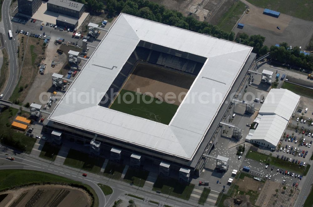 Salzburg from above - Das EM Stadion Wals-Siezenheim ist ein 28.900 Zuschauer fassendes Fußballstadion am Stadtrand von Salzburg in der Gemeinde Wals-Siezenheim, und Heimstätte des Fußballverein FC Red Bull Salzburg. Bei der Fußball Europameisterschaft 2008 wird es einer der vier österreichischen Austragungsorte sein. Aus diesem Grund trägt es, neben der Gemeindebezeichnung auch das Kürzel EM im offiziellen Stadionnamen. Eine eventuelle Umbenennung darf erst nach Beendigung der Europameisterschaft 2008 erfolgen. Das Stadion wurde im März 2003 fertiggestellt und gilt als Nachfolger des alten Lehener Stadions in dem von 1971 bis 2003 der Fußballverein Austria Salzburg beheimatet war.