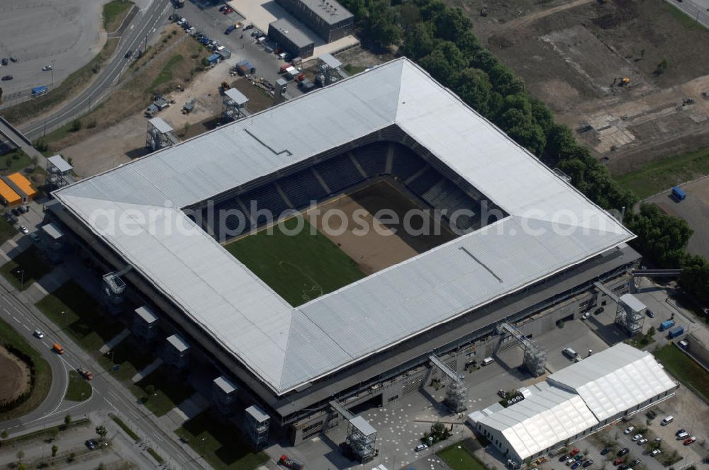 Salzburg from the bird's eye view: Das EM Stadion Wals-Siezenheim ist ein 28.900 Zuschauer fassendes Fußballstadion am Stadtrand von Salzburg in der Gemeinde Wals-Siezenheim, und Heimstätte des Fußballverein FC Red Bull Salzburg. Bei der Fußball Europameisterschaft 2008 wird es einer der vier österreichischen Austragungsorte sein. Aus diesem Grund trägt es, neben der Gemeindebezeichnung auch das Kürzel EM im offiziellen Stadionnamen. Eine eventuelle Umbenennung darf erst nach Beendigung der Europameisterschaft 2008 erfolgen. Das Stadion wurde im März 2003 fertiggestellt und gilt als Nachfolger des alten Lehener Stadions in dem von 1971 bis 2003 der Fußballverein Austria Salzburg beheimatet war.