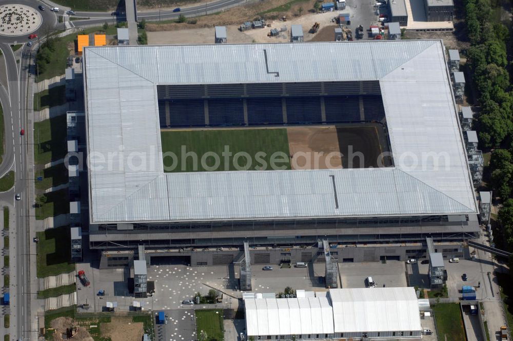 Aerial photograph Salzburg - Das EM Stadion Wals-Siezenheim ist ein 28.900 Zuschauer fassendes Fußballstadion am Stadtrand von Salzburg in der Gemeinde Wals-Siezenheim, und Heimstätte des Fußballverein FC Red Bull Salzburg. Bei der Fußball Europameisterschaft 2008 wird es einer der vier österreichischen Austragungsorte sein. Aus diesem Grund trägt es, neben der Gemeindebezeichnung auch das Kürzel EM im offiziellen Stadionnamen. Eine eventuelle Umbenennung darf erst nach Beendigung der Europameisterschaft 2008 erfolgen. Das Stadion wurde im März 2003 fertiggestellt und gilt als Nachfolger des alten Lehener Stadions in dem von 1971 bis 2003 der Fußballverein Austria Salzburg beheimatet war.