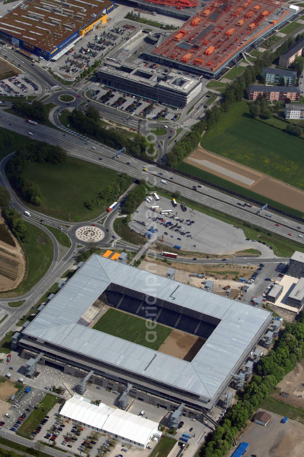 Salzburg from above - Das EM Stadion Wals-Siezenheim ist ein 28.900 Zuschauer fassendes Fußballstadion am Stadtrand von Salzburg in der Gemeinde Wals-Siezenheim, und Heimstätte des Fußballverein FC Red Bull Salzburg. Bei der Fußball Europameisterschaft 2008 wird es einer der vier österreichischen Austragungsorte sein. Aus diesem Grund trägt es, neben der Gemeindebezeichnung auch das Kürzel EM im offiziellen Stadionnamen. Eine eventuelle Umbenennung darf erst nach Beendigung der Europameisterschaft 2008 erfolgen. Das Stadion wurde im März 2003 fertiggestellt und gilt als Nachfolger des alten Lehener Stadions in dem von 1971 bis 2003 der Fußballverein Austria Salzburg beheimatet war.