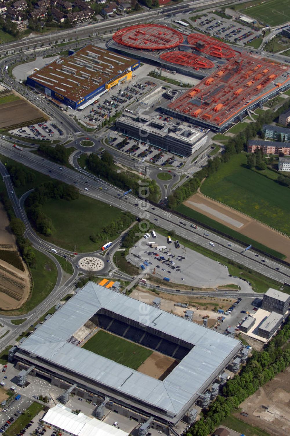 Salzburg from the bird's eye view: Das EM Stadion Wals-Siezenheim ist ein 28.900 Zuschauer fassendes Fußballstadion am Stadtrand von Salzburg in der Gemeinde Wals-Siezenheim, und Heimstätte des Fußballverein FC Red Bull Salzburg. Bei der Fußball Europameisterschaft 2008 wird es einer der vier österreichischen Austragungsorte sein. Aus diesem Grund trägt es, neben der Gemeindebezeichnung auch das Kürzel EM im offiziellen Stadionnamen. Eine eventuelle Umbenennung darf erst nach Beendigung der Europameisterschaft 2008 erfolgen. Das Stadion wurde im März 2003 fertiggestellt und gilt als Nachfolger des alten Lehener Stadions in dem von 1971 bis 2003 der Fußballverein Austria Salzburg beheimatet war.