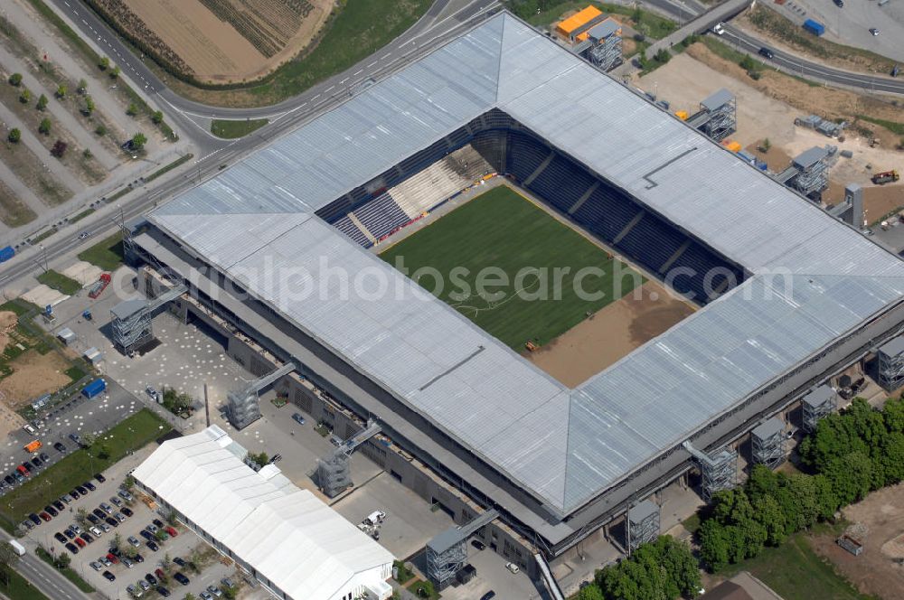 Aerial image Salzburg - Das EM Stadion Wals-Siezenheim ist ein 28.900 Zuschauer fassendes Fußballstadion am Stadtrand von Salzburg in der Gemeinde Wals-Siezenheim, und Heimstätte des Fußballverein FC Red Bull Salzburg. Bei der Fußball Europameisterschaft 2008 wird es einer der vier österreichischen Austragungsorte sein. Aus diesem Grund trägt es, neben der Gemeindebezeichnung auch das Kürzel EM im offiziellen Stadionnamen. Eine eventuelle Umbenennung darf erst nach Beendigung der Europameisterschaft 2008 erfolgen. Das Stadion wurde im März 2003 fertiggestellt und gilt als Nachfolger des alten Lehener Stadions in dem von 1971 bis 2003 der Fußballverein Austria Salzburg beheimatet war.