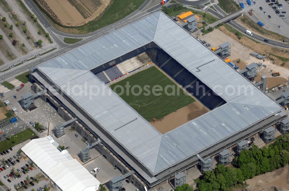 Aerial photograph Salzburg - Das EM Stadion Wals-Siezenheim ist ein 28.900 Zuschauer fassendes Fußballstadion am Stadtrand von Salzburg in der Gemeinde Wals-Siezenheim, und Heimstätte des Fußballverein FC Red Bull Salzburg. Bei der Fußball Europameisterschaft 2008 wird es einer der vier österreichischen Austragungsorte sein. Aus diesem Grund trägt es, neben der Gemeindebezeichnung auch das Kürzel EM im offiziellen Stadionnamen. Eine eventuelle Umbenennung darf erst nach Beendigung der Europameisterschaft 2008 erfolgen. Das Stadion wurde im März 2003 fertiggestellt und gilt als Nachfolger des alten Lehener Stadions in dem von 1971 bis 2003 der Fußballverein Austria Salzburg beheimatet war.