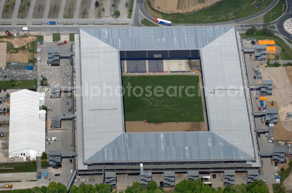 Salzburg from above - Das EM Stadion Wals-Siezenheim ist ein 28.900 Zuschauer fassendes Fußballstadion am Stadtrand von Salzburg in der Gemeinde Wals-Siezenheim, und Heimstätte des Fußballverein FC Red Bull Salzburg. Bei der Fußball Europameisterschaft 2008 wird es einer der vier österreichischen Austragungsorte sein. Aus diesem Grund trägt es, neben der Gemeindebezeichnung auch das Kürzel EM im offiziellen Stadionnamen. Eine eventuelle Umbenennung darf erst nach Beendigung der Europameisterschaft 2008 erfolgen. Das Stadion wurde im März 2003 fertiggestellt und gilt als Nachfolger des alten Lehener Stadions in dem von 1971 bis 2003 der Fußballverein Austria Salzburg beheimatet war.