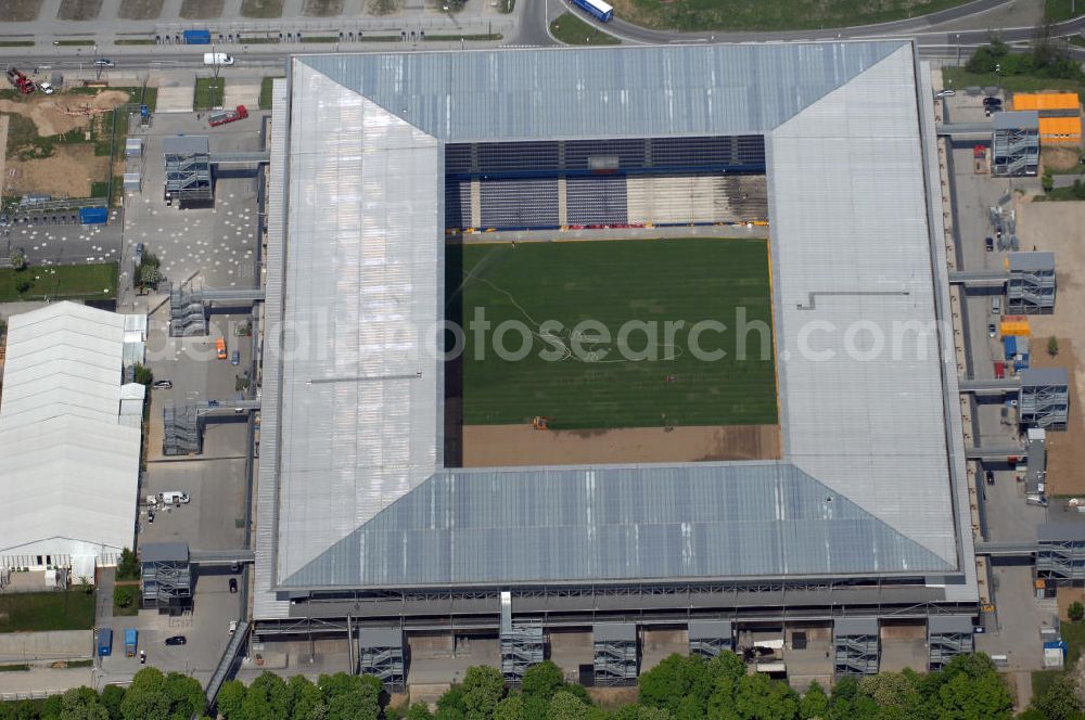 Salzburg from the bird's eye view: Das EM Stadion Wals-Siezenheim ist ein 28.900 Zuschauer fassendes Fußballstadion am Stadtrand von Salzburg in der Gemeinde Wals-Siezenheim, und Heimstätte des Fußballverein FC Red Bull Salzburg. Bei der Fußball Europameisterschaft 2008 wird es einer der vier österreichischen Austragungsorte sein. Aus diesem Grund trägt es, neben der Gemeindebezeichnung auch das Kürzel EM im offiziellen Stadionnamen. Eine eventuelle Umbenennung darf erst nach Beendigung der Europameisterschaft 2008 erfolgen. Das Stadion wurde im März 2003 fertiggestellt und gilt als Nachfolger des alten Lehener Stadions in dem von 1971 bis 2003 der Fußballverein Austria Salzburg beheimatet war.