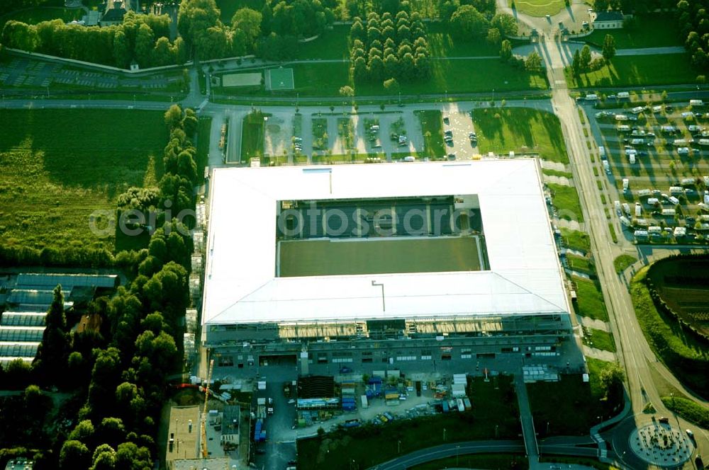 Aerial image Salzburg - Das EM-Stadion Wals-Siezenheim ist ein derzeit 18.200 Zuschauer fassendes Fußballstadion am Stadtrand von Salzburg in der Gemeinde Wals-Siezenheim, und Heimstätte des Fußballvereins FC Red Bull Salzburg. Bei der Fußball-Europameisterschaft 2008 wird es einer der vier österreichischen Austragungsorte sein. Aus diesem Grund trägt es, neben der Gemeindebezeichnung auch das Kürzel EM im offiziellen Stadionnamen. Eine eventuelle Umbenennung darf erst nach Beendigung der Europameisterschaft 2008 erfolgen. Das Stadion wurde im März 2003 fertiggestellt und gilt als Nachfolger des alten Lehener Stadions in dem von 1971 bis 2003 der Fußballverein Austria Salzburg beheimatet war.