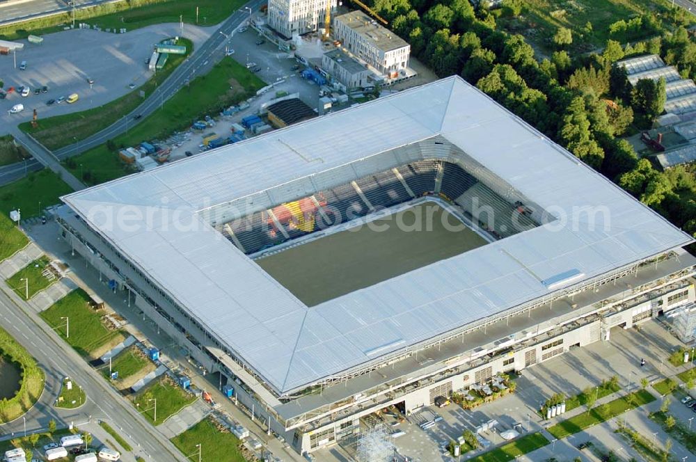 Salzburg from above - Das EM-Stadion Wals-Siezenheim ist ein derzeit 18.200 Zuschauer fassendes Fußballstadion am Stadtrand von Salzburg in der Gemeinde Wals-Siezenheim, und Heimstätte des Fußballvereins FC Red Bull Salzburg. Bei der Fußball-Europameisterschaft 2008 wird es einer der vier österreichischen Austragungsorte sein. Aus diesem Grund trägt es, neben der Gemeindebezeichnung auch das Kürzel EM im offiziellen Stadionnamen. Eine eventuelle Umbenennung darf erst nach Beendigung der Europameisterschaft 2008 erfolgen. Das Stadion wurde im März 2003 fertiggestellt und gilt als Nachfolger des alten Lehener Stadions in dem von 1971 bis 2003 der Fußballverein Austria Salzburg beheimatet war.