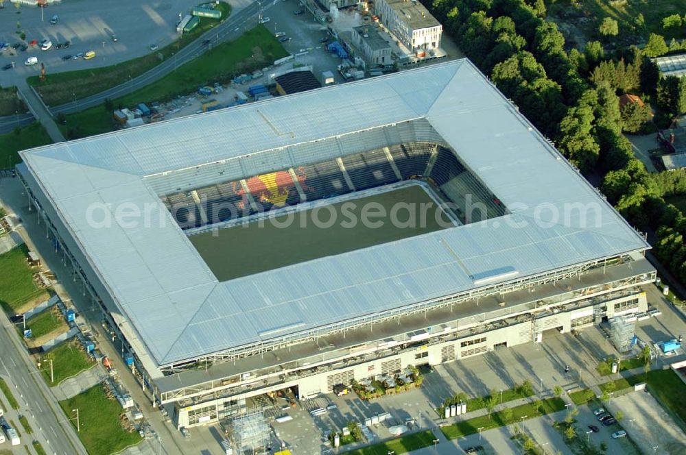 Salzburg from the bird's eye view: Das EM-Stadion Wals-Siezenheim ist ein derzeit 18.200 Zuschauer fassendes Fußballstadion am Stadtrand von Salzburg in der Gemeinde Wals-Siezenheim, und Heimstätte des Fußballvereins FC Red Bull Salzburg. Bei der Fußball-Europameisterschaft 2008 wird es einer der vier österreichischen Austragungsorte sein. Aus diesem Grund trägt es, neben der Gemeindebezeichnung auch das Kürzel EM im offiziellen Stadionnamen. Eine eventuelle Umbenennung darf erst nach Beendigung der Europameisterschaft 2008 erfolgen. Das Stadion wurde im März 2003 fertiggestellt und gilt als Nachfolger des alten Lehener Stadions in dem von 1971 bis 2003 der Fußballverein Austria Salzburg beheimatet war.