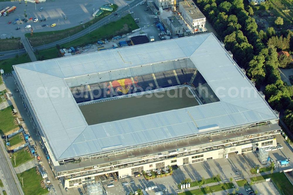 Aerial image Salzburg - Das EM-Stadion Wals-Siezenheim ist ein derzeit 18.200 Zuschauer fassendes Fußballstadion am Stadtrand von Salzburg in der Gemeinde Wals-Siezenheim, und Heimstätte des Fußballvereins FC Red Bull Salzburg. Bei der Fußball-Europameisterschaft 2008 wird es einer der vier österreichischen Austragungsorte sein. Aus diesem Grund trägt es, neben der Gemeindebezeichnung auch das Kürzel EM im offiziellen Stadionnamen. Eine eventuelle Umbenennung darf erst nach Beendigung der Europameisterschaft 2008 erfolgen. Das Stadion wurde im März 2003 fertiggestellt und gilt als Nachfolger des alten Lehener Stadions in dem von 1971 bis 2003 der Fußballverein Austria Salzburg beheimatet war.