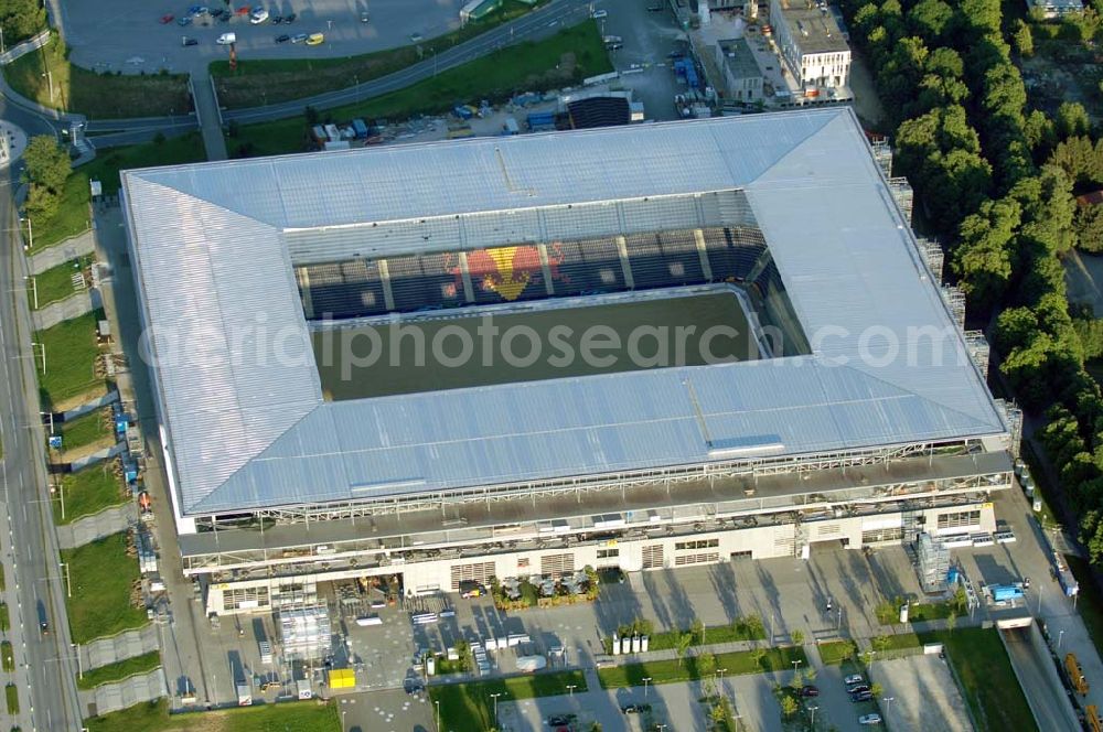 Salzburg from above - Das EM-Stadion Wals-Siezenheim ist ein derzeit 18.200 Zuschauer fassendes Fußballstadion am Stadtrand von Salzburg in der Gemeinde Wals-Siezenheim, und Heimstätte des Fußballvereins FC Red Bull Salzburg. Bei der Fußball-Europameisterschaft 2008 wird es einer der vier österreichischen Austragungsorte sein. Aus diesem Grund trägt es, neben der Gemeindebezeichnung auch das Kürzel EM im offiziellen Stadionnamen. Eine eventuelle Umbenennung darf erst nach Beendigung der Europameisterschaft 2008 erfolgen. Das Stadion wurde im März 2003 fertiggestellt und gilt als Nachfolger des alten Lehener Stadions in dem von 1971 bis 2003 der Fußballverein Austria Salzburg beheimatet war.