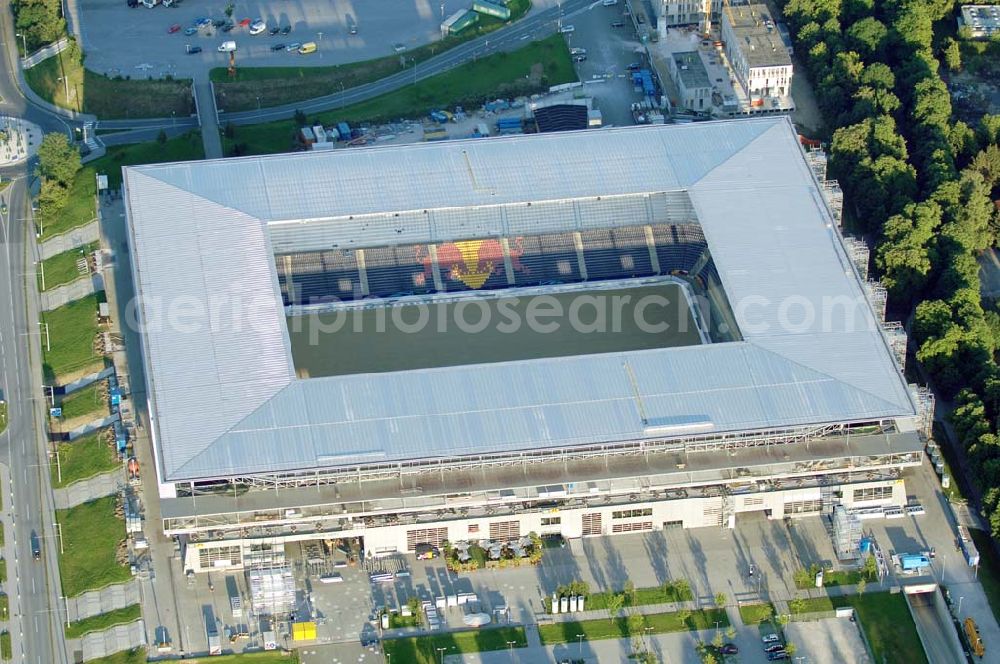 Salzburg from the bird's eye view: Das EM-Stadion Wals-Siezenheim ist ein derzeit 18.200 Zuschauer fassendes Fußballstadion am Stadtrand von Salzburg in der Gemeinde Wals-Siezenheim, und Heimstätte des Fußballvereins FC Red Bull Salzburg. Bei der Fußball-Europameisterschaft 2008 wird es einer der vier österreichischen Austragungsorte sein. Aus diesem Grund trägt es, neben der Gemeindebezeichnung auch das Kürzel EM im offiziellen Stadionnamen. Eine eventuelle Umbenennung darf erst nach Beendigung der Europameisterschaft 2008 erfolgen. Das Stadion wurde im März 2003 fertiggestellt und gilt als Nachfolger des alten Lehener Stadions in dem von 1971 bis 2003 der Fußballverein Austria Salzburg beheimatet war.