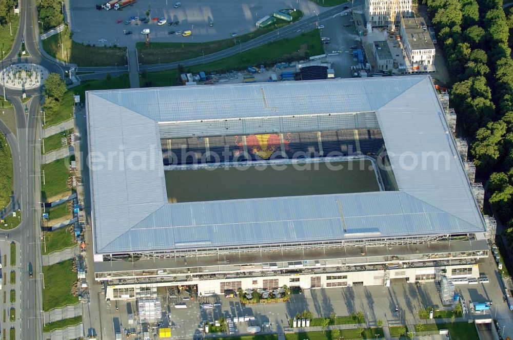 Aerial image Salzburg - Das EM-Stadion Wals-Siezenheim ist ein derzeit 18.200 Zuschauer fassendes Fußballstadion am Stadtrand von Salzburg in der Gemeinde Wals-Siezenheim, und Heimstätte des Fußballvereins FC Red Bull Salzburg. Bei der Fußball-Europameisterschaft 2008 wird es einer der vier österreichischen Austragungsorte sein. Aus diesem Grund trägt es, neben der Gemeindebezeichnung auch das Kürzel EM im offiziellen Stadionnamen. Eine eventuelle Umbenennung darf erst nach Beendigung der Europameisterschaft 2008 erfolgen. Das Stadion wurde im März 2003 fertiggestellt und gilt als Nachfolger des alten Lehener Stadions in dem von 1971 bis 2003 der Fußballverein Austria Salzburg beheimatet war.