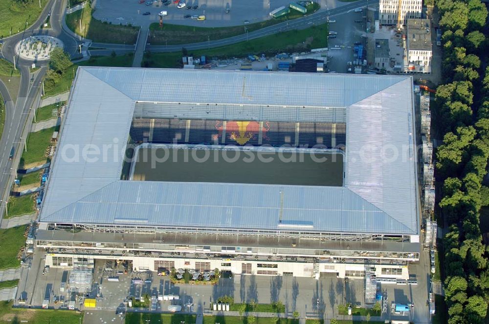 Salzburg from above - Das EM-Stadion Wals-Siezenheim ist ein derzeit 18.200 Zuschauer fassendes Fußballstadion am Stadtrand von Salzburg in der Gemeinde Wals-Siezenheim, und Heimstätte des Fußballvereins FC Red Bull Salzburg. Bei der Fußball-Europameisterschaft 2008 wird es einer der vier österreichischen Austragungsorte sein. Aus diesem Grund trägt es, neben der Gemeindebezeichnung auch das Kürzel EM im offiziellen Stadionnamen. Eine eventuelle Umbenennung darf erst nach Beendigung der Europameisterschaft 2008 erfolgen. Das Stadion wurde im März 2003 fertiggestellt und gilt als Nachfolger des alten Lehener Stadions in dem von 1971 bis 2003 der Fußballverein Austria Salzburg beheimatet war.