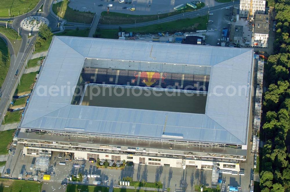 Salzburg from the bird's eye view: Das EM-Stadion Wals-Siezenheim ist ein derzeit 18.200 Zuschauer fassendes Fußballstadion am Stadtrand von Salzburg in der Gemeinde Wals-Siezenheim, und Heimstätte des Fußballvereins FC Red Bull Salzburg. Bei der Fußball-Europameisterschaft 2008 wird es einer der vier österreichischen Austragungsorte sein. Aus diesem Grund trägt es, neben der Gemeindebezeichnung auch das Kürzel EM im offiziellen Stadionnamen. Eine eventuelle Umbenennung darf erst nach Beendigung der Europameisterschaft 2008 erfolgen. Das Stadion wurde im März 2003 fertiggestellt und gilt als Nachfolger des alten Lehener Stadions in dem von 1971 bis 2003 der Fußballverein Austria Salzburg beheimatet war.