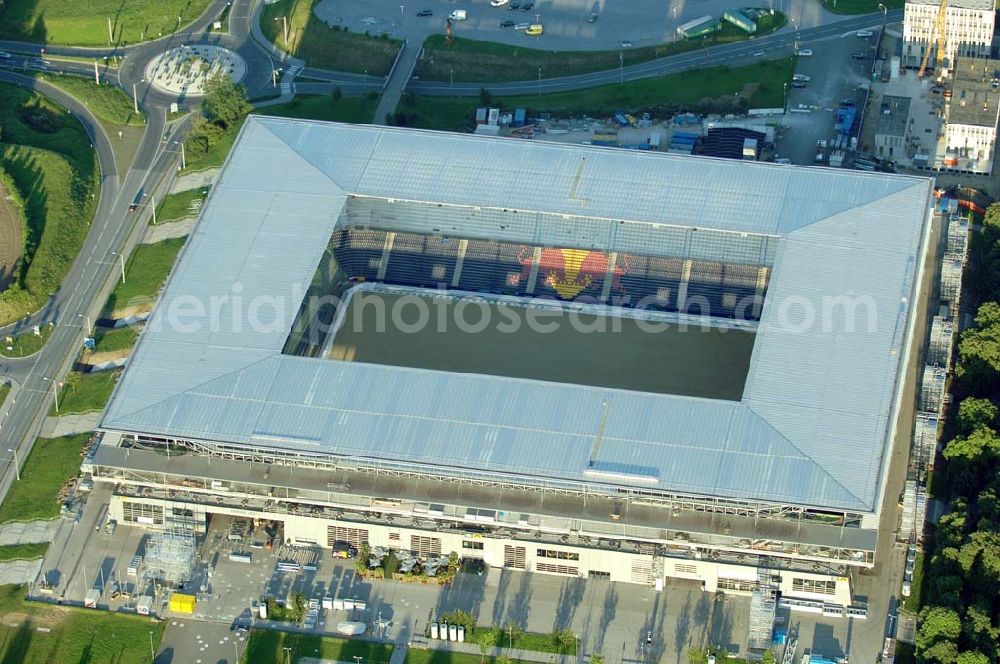 Aerial image Salzburg - Das EM-Stadion Wals-Siezenheim ist ein derzeit 18.200 Zuschauer fassendes Fußballstadion am Stadtrand von Salzburg in der Gemeinde Wals-Siezenheim, und Heimstätte des Fußballvereins FC Red Bull Salzburg. Bei der Fußball-Europameisterschaft 2008 wird es einer der vier österreichischen Austragungsorte sein. Aus diesem Grund trägt es, neben der Gemeindebezeichnung auch das Kürzel EM im offiziellen Stadionnamen. Eine eventuelle Umbenennung darf erst nach Beendigung der Europameisterschaft 2008 erfolgen. Das Stadion wurde im März 2003 fertiggestellt und gilt als Nachfolger des alten Lehener Stadions in dem von 1971 bis 2003 der Fußballverein Austria Salzburg beheimatet war.