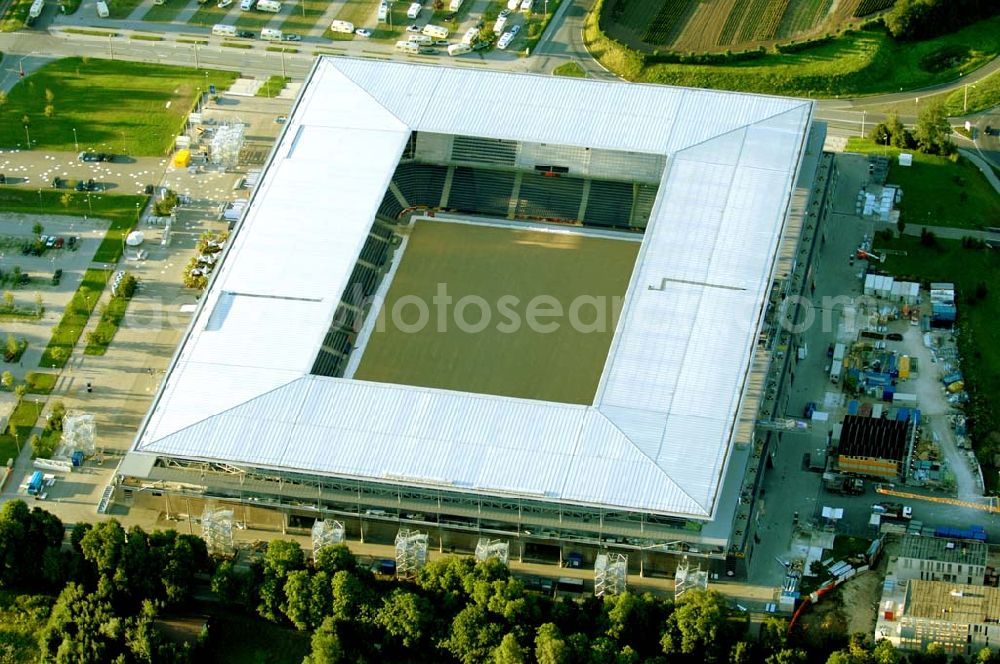 Aerial image Salzburg - Das EM-Stadion Wals-Siezenheim ist ein derzeit 18.200 Zuschauer fassendes Fußballstadion am Stadtrand von Salzburg in der Gemeinde Wals-Siezenheim, und Heimstätte des Fußballvereins FC Red Bull Salzburg. Bei der Fußball-Europameisterschaft 2008 wird es einer der vier österreichischen Austragungsorte sein. Aus diesem Grund trägt es, neben der Gemeindebezeichnung auch das Kürzel EM im offiziellen Stadionnamen. Eine eventuelle Umbenennung darf erst nach Beendigung der Europameisterschaft 2008 erfolgen. Das Stadion wurde im März 2003 fertiggestellt und gilt als Nachfolger des alten Lehener Stadions in dem von 1971 bis 2003 der Fußballverein Austria Salzburg beheimatet war.