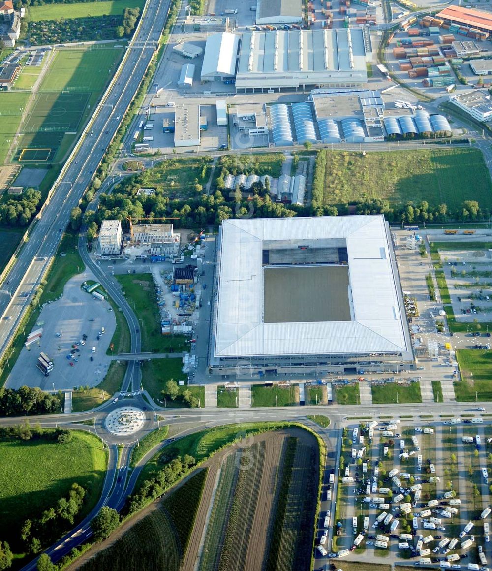 Salzburg from the bird's eye view: Das EM-Stadion Wals-Siezenheim ist ein derzeit 18.200 Zuschauer fassendes Fußballstadion am Stadtrand von Salzburg in der Gemeinde Wals-Siezenheim, und Heimstätte des Fußballvereins FC Red Bull Salzburg. Bei der Fußball-Europameisterschaft 2008 wird es einer der vier österreichischen Austragungsorte sein. Aus diesem Grund trägt es, neben der Gemeindebezeichnung auch das Kürzel EM im offiziellen Stadionnamen. Eine eventuelle Umbenennung darf erst nach Beendigung der Europameisterschaft 2008 erfolgen. Das Stadion wurde im März 2003 fertiggestellt und gilt als Nachfolger des alten Lehener Stadions in dem von 1971 bis 2003 der Fußballverein Austria Salzburg beheimatet war.