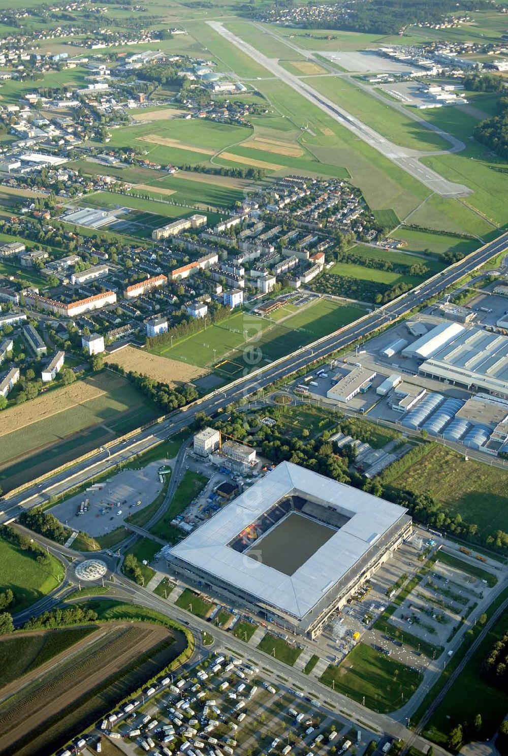 Salzburg from above - Das EM-Stadion Wals-Siezenheim ist ein derzeit 18.200 Zuschauer fassendes Fußballstadion am Stadtrand von Salzburg in der Gemeinde Wals-Siezenheim, und Heimstätte des Fußballvereins FC Red Bull Salzburg. Bei der Fußball-Europameisterschaft 2008 wird es einer der vier österreichischen Austragungsorte sein. Aus diesem Grund trägt es, neben der Gemeindebezeichnung auch das Kürzel EM im offiziellen Stadionnamen. Eine eventuelle Umbenennung darf erst nach Beendigung der Europameisterschaft 2008 erfolgen. Das Stadion wurde im März 2003 fertiggestellt und gilt als Nachfolger des alten Lehener Stadions in dem von 1971 bis 2003 der Fußballverein Austria Salzburg beheimatet war.