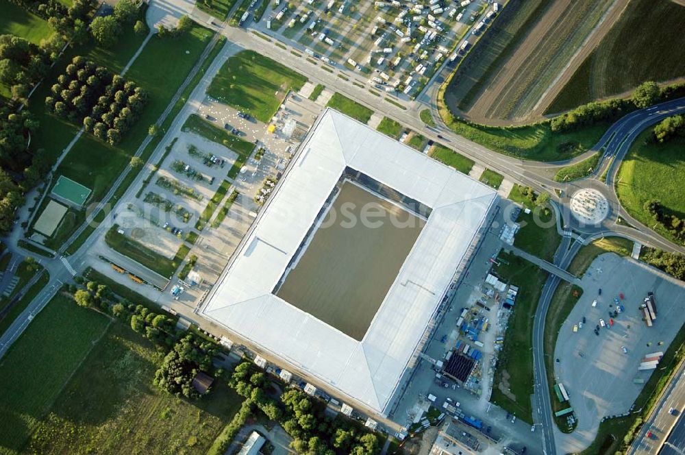 Salzburg from the bird's eye view: Das EM-Stadion Wals-Siezenheim ist ein derzeit 18.200 Zuschauer fassendes Fußballstadion am Stadtrand von Salzburg in der Gemeinde Wals-Siezenheim, und Heimstätte des Fußballvereins FC Red Bull Salzburg. Bei der Fußball-Europameisterschaft 2008 wird es einer der vier österreichischen Austragungsorte sein. Aus diesem Grund trägt es, neben der Gemeindebezeichnung auch das Kürzel EM im offiziellen Stadionnamen. Eine eventuelle Umbenennung darf erst nach Beendigung der Europameisterschaft 2008 erfolgen. Das Stadion wurde im März 2003 fertiggestellt und gilt als Nachfolger des alten Lehener Stadions in dem von 1971 bis 2003 der Fußballverein Austria Salzburg beheimatet war.