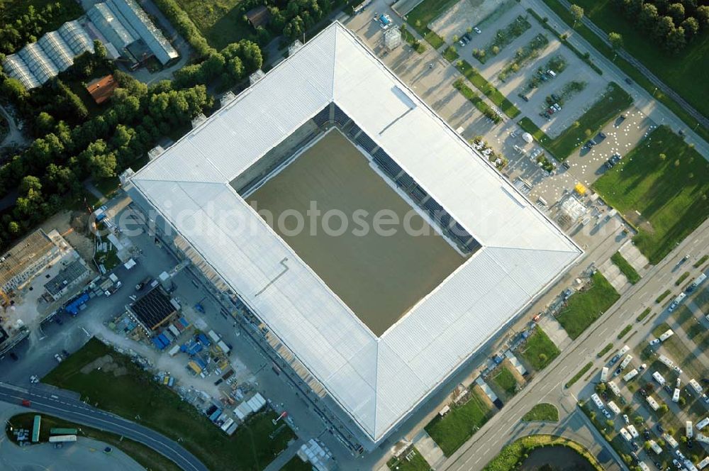 Salzburg from above - Das EM-Stadion Wals-Siezenheim ist ein derzeit 18.200 Zuschauer fassendes Fußballstadion am Stadtrand von Salzburg in der Gemeinde Wals-Siezenheim, und Heimstätte des Fußballvereins FC Red Bull Salzburg. Bei der Fußball-Europameisterschaft 2008 wird es einer der vier österreichischen Austragungsorte sein. Aus diesem Grund trägt es, neben der Gemeindebezeichnung auch das Kürzel EM im offiziellen Stadionnamen. Eine eventuelle Umbenennung darf erst nach Beendigung der Europameisterschaft 2008 erfolgen. Das Stadion wurde im März 2003 fertiggestellt und gilt als Nachfolger des alten Lehener Stadions in dem von 1971 bis 2003 der Fußballverein Austria Salzburg beheimatet war.