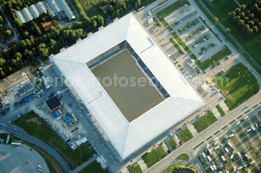 Salzburg from the bird's eye view: Das EM-Stadion Wals-Siezenheim ist ein derzeit 18.200 Zuschauer fassendes Fußballstadion am Stadtrand von Salzburg in der Gemeinde Wals-Siezenheim, und Heimstätte des Fußballvereins FC Red Bull Salzburg. Bei der Fußball-Europameisterschaft 2008 wird es einer der vier österreichischen Austragungsorte sein. Aus diesem Grund trägt es, neben der Gemeindebezeichnung auch das Kürzel EM im offiziellen Stadionnamen. Eine eventuelle Umbenennung darf erst nach Beendigung der Europameisterschaft 2008 erfolgen. Das Stadion wurde im März 2003 fertiggestellt und gilt als Nachfolger des alten Lehener Stadions in dem von 1971 bis 2003 der Fußballverein Austria Salzburg beheimatet war.