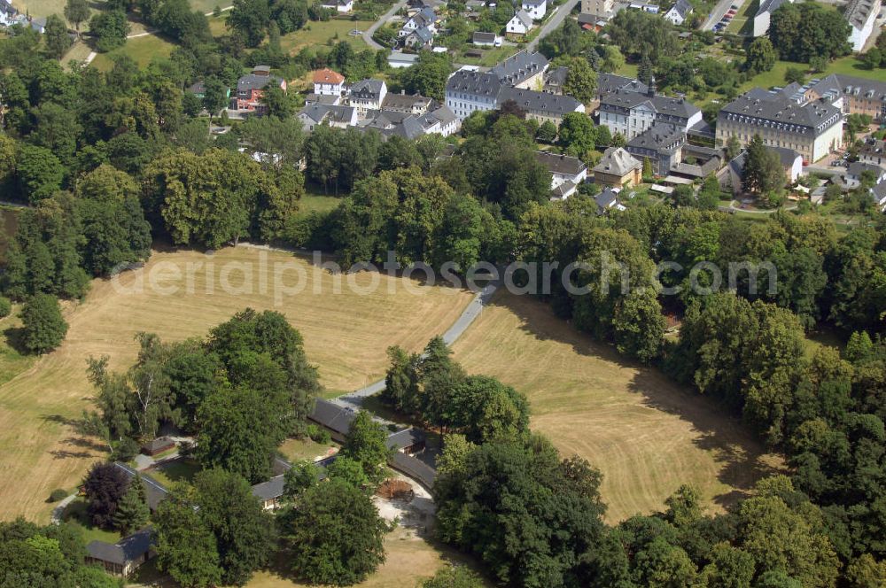 Ebersdorf from above - Blick auf die Stadt Ebersdorf. Am 01.01.2003 wurde die Stadt Saalburg mit der Gemeinde Ebersdorf/Thüringen zur Stadt Saalburg-Ebersdorf zusammengelegt. Ebersdorf feierte 2001 sein 600-jähriges Bestehen. Im Bildvordergrund ist die Staatliche Grundschule erkennbar. Kontakt: Bürgerservice / Touristinformation, Markt 1, 07929 Saalburg-Ebersdorf, Tel. +49 (0)36647 29080, Fax +49 (0)36647 29088