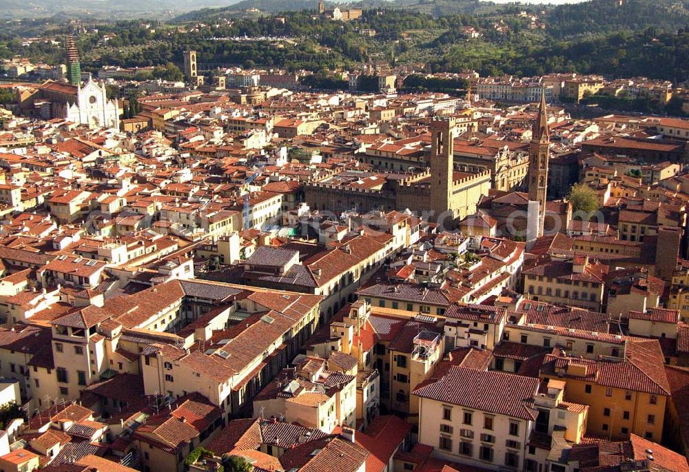 Florenz from above - 22.09.2005 Florenz; Florenz (italienisch Firenze) ist eine mittelitalienische Stadt am Fluss Arno mit 382.000 Einwohnern. Sie ist Hauptstadt der Toskana und der Provinz Florenz. Wegen seiner kulturellen Bedeutung – insbesondere für die Kunst – wird Florenz als das italienische Athen bezeichnet.