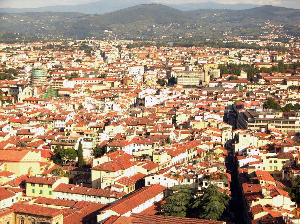 Florenz from the bird's eye view: 22.09.2005 Florenz; Florenz (italienisch Firenze) ist eine mittelitalienische Stadt am Fluss Arno mit 382.000 Einwohnern. Sie ist Hauptstadt der Toskana und der Provinz Florenz. Wegen seiner kulturellen Bedeutung – insbesondere für die Kunst – wird Florenz als das italienische Athen bezeichnet.