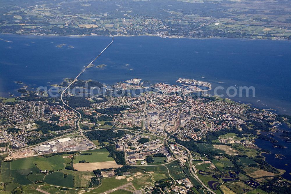 Kalmar from the bird's eye view: Die schwedische Stadt Kalmar mit der 6 km langen Ölandbrücke über den Kalmarsund zur Insel Öland. The Swedish city of Kalmar with the 6 km long Öland bridge over the Kalmar Strait to the island of Öland.