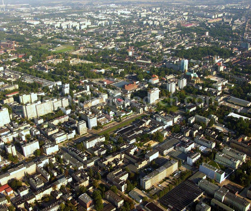 Aerial photograph Lodz - 30.08.2005 Lodz; Lodz ist die zweitgrößte Stadt Polens und gleichzeitig die Hauptstadt des gleichnamigen Verwaltungsbezirks. Sie liegt im Zentrum des Landes – rund 120 km südwestlich der Landeshauptstadt Warschau – und bildet den polnischen Mittelpunkt im Bereich der Textilindustrie, des Weiteren in der Unterhaltungs- und Elektronikbranche.