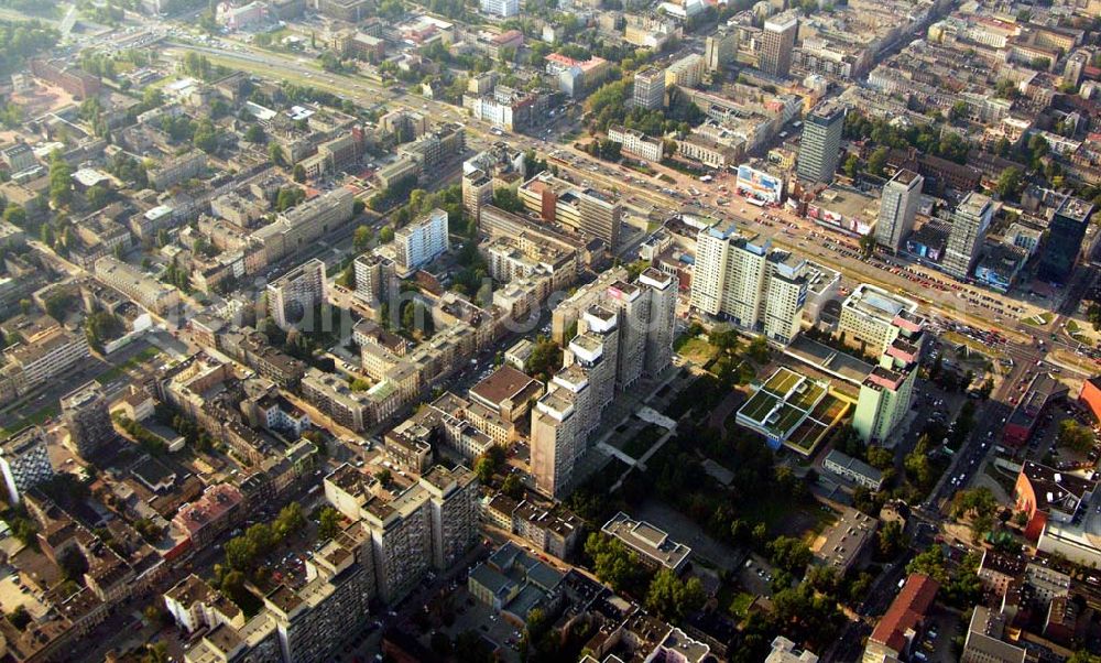 Lodz from above - 30.08.2005 Lodz; Lodz ist die zweitgrößte Stadt Polens und gleichzeitig die Hauptstadt des gleichnamigen Verwaltungsbezirks. Sie liegt im Zentrum des Landes – rund 120 km südwestlich der Landeshauptstadt Warschau – und bildet den polnischen Mittelpunkt im Bereich der Textilindustrie, des Weiteren in der Unterhaltungs- und Elektronikbranche.