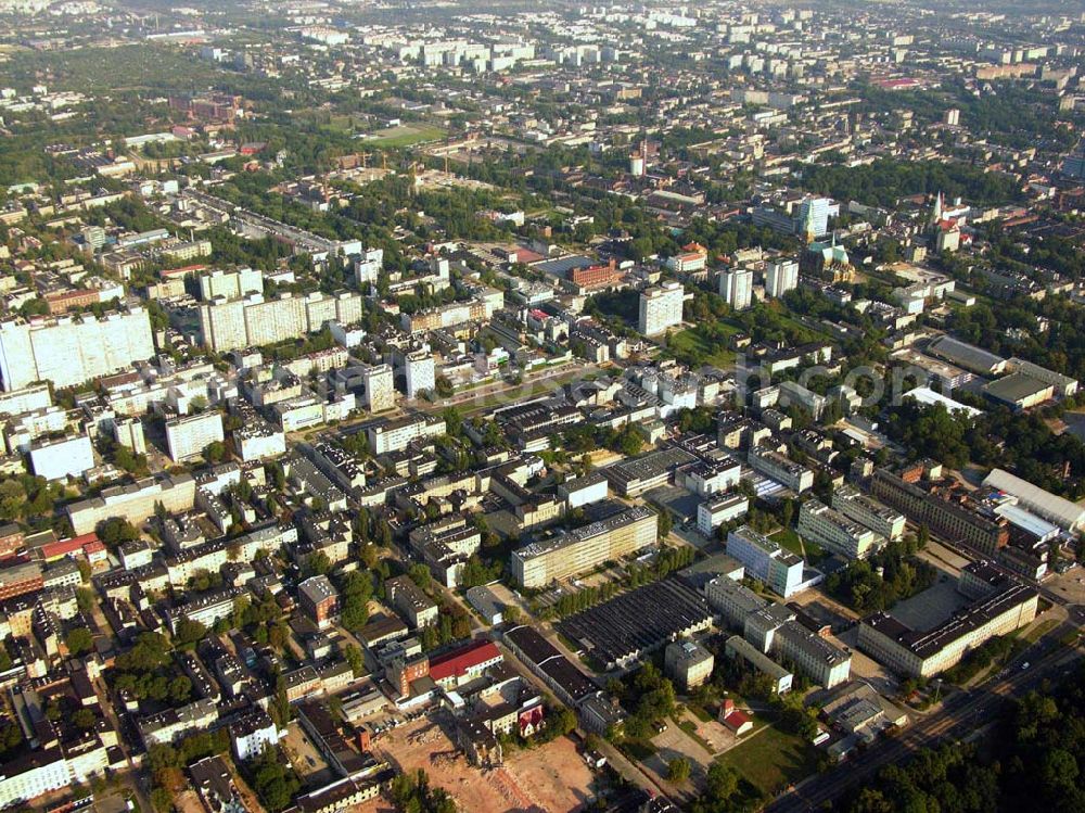 Aerial image Lodz - 30.08.2005 Lodz; Lodz ist die zweitgrößte Stadt Polens und gleichzeitig die Hauptstadt des gleichnamigen Verwaltungsbezirks. Sie liegt im Zentrum des Landes – rund 120 km südwestlich der Landeshauptstadt Warschau – und bildet den polnischen Mittelpunkt im Bereich der Textilindustrie, des Weiteren in der Unterhaltungs- und Elektronikbranche.