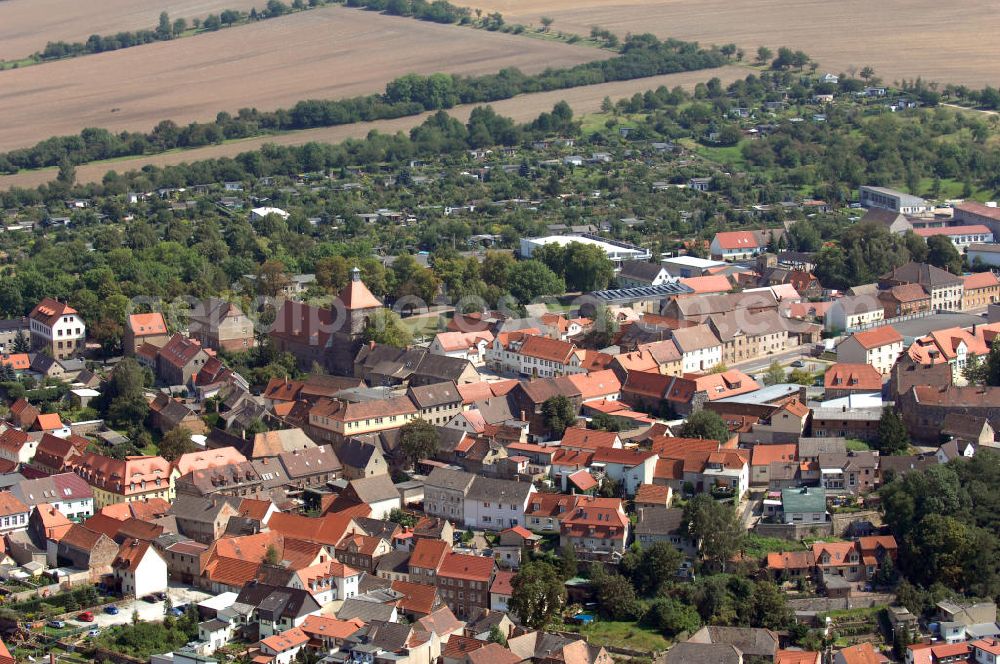 Nebra (Unstrut) from the bird's eye view: Nebra ist eine Stadt im Bundesland Sachsen-Anhalt, im Burgenlandkreis. Sie liegt südwestlich von Halle (Saale). Zu den Sehenswürdigkeiten zählen die Schlossruine und das Courths-Mahler Archiv, sowie ein Heimatmuseum mit einer Ausstellung über die Himmelsscheibe von Nebra und die Bronzezeit. Mehrere Wohnhäuser sind mit sehenswerten Renaissanceportalen geschmückt.