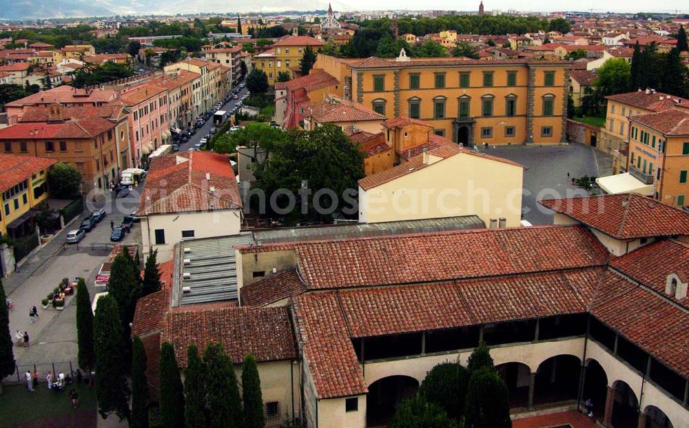 Aerial image Pisa - 20.09.2005 Pisa; Pisa ist eine Stadt in Italien, gelegen in der Toskana nahe der Mündung des Arno in die Ligurische See. Im Mittelalter und in der frühen Neuzeit war es zudem ein Stadtstaat (Republik). Pisa ist Hauptstadt der Provinz Pisa und hat zirka 90.000 Einwohner. Wahrzeichen ist der als schiefe Turm von Pisa bekannte Campanile. Im Mittelalter war Pisa eine der vier Seefahrer-Republiken Italiens (neben Genua, Amalfi und Venedig). Schließlich verlor die Republik Pisa 1406 ihre Unabhängigkeit an Florenz. In dieser Zeit hat sich das Pisanische, eine besondere Stadtsprache entwickelt, die bis heute gesprochen wird und die auch über eine noch lebendige Schreibtradition (Scripta) verfügt.