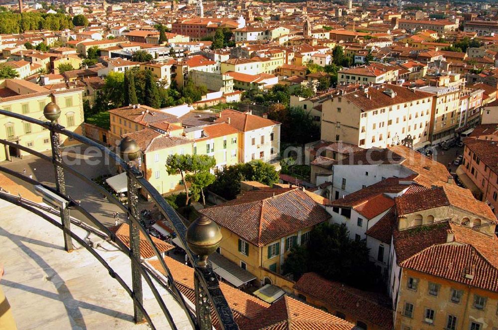 Aerial photograph Pisa - 20.09.2005 Pisa; Pisa ist eine Stadt in Italien, gelegen in der Toskana nahe der Mündung des Arno in die Ligurische See. Im Mittelalter und in der frühen Neuzeit war es zudem ein Stadtstaat (Republik). Pisa ist Hauptstadt der Provinz Pisa und hat zirka 90.000 Einwohner. Wahrzeichen ist der als schiefe Turm von Pisa bekannte Campanile. Im Mittelalter war Pisa eine der vier Seefahrer-Republiken Italiens (neben Genua, Amalfi und Venedig). Schließlich verlor die Republik Pisa 1406 ihre Unabhängigkeit an Florenz. In dieser Zeit hat sich das Pisanische, eine besondere Stadtsprache entwickelt, die bis heute gesprochen wird und die auch über eine noch lebendige Schreibtradition (Scripta) verfügt.