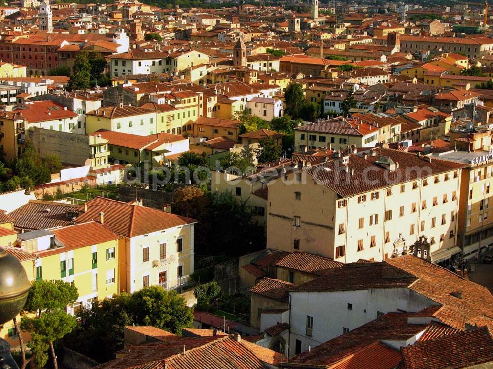 Pisa from above - 20.09.2005 Pisa; Pisa ist eine Stadt in Italien, gelegen in der Toskana nahe der Mündung des Arno in die Ligurische See. Im Mittelalter und in der frühen Neuzeit war es zudem ein Stadtstaat (Republik). Pisa ist Hauptstadt der Provinz Pisa und hat zirka 90.000 Einwohner. Wahrzeichen ist der als schiefe Turm von Pisa bekannte Campanile. Im Mittelalter war Pisa eine der vier Seefahrer-Republiken Italiens (neben Genua, Amalfi und Venedig). Schließlich verlor die Republik Pisa 1406 ihre Unabhängigkeit an Florenz. In dieser Zeit hat sich das Pisanische, eine besondere Stadtsprache entwickelt, die bis heute gesprochen wird und die auch über eine noch lebendige Schreibtradition (Scripta) verfügt.