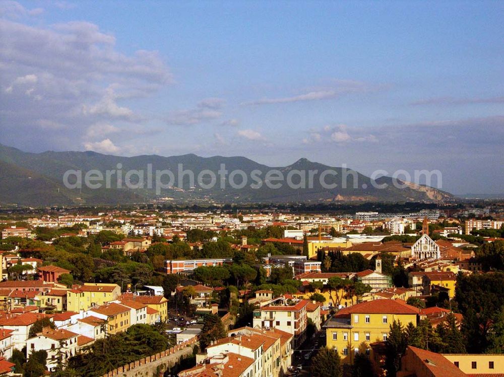 Pisa from the bird's eye view: 20.09.2005 Pisa; Pisa ist eine Stadt in Italien, gelegen in der Toskana nahe der Mündung des Arno in die Ligurische See. Im Mittelalter und in der frühen Neuzeit war es zudem ein Stadtstaat (Republik). Pisa ist Hauptstadt der Provinz Pisa und hat zirka 90.000 Einwohner. Wahrzeichen ist der als schiefe Turm von Pisa bekannte Campanile. Im Mittelalter war Pisa eine der vier Seefahrer-Republiken Italiens (neben Genua, Amalfi und Venedig). Schließlich verlor die Republik Pisa 1406 ihre Unabhängigkeit an Florenz. In dieser Zeit hat sich das Pisanische, eine besondere Stadtsprache entwickelt, die bis heute gesprochen wird und die auch über eine noch lebendige Schreibtradition (Scripta) verfügt.