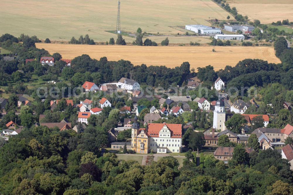 Thallwitz from the bird's eye view: Blick auf die Stadt Thallwitz und das Schloss mit Park. Am 31. Juli 1253 wurde Thallwitz zum ersten Mal urkundlich vom damaligen Markgrafen von Meißen, als Talvitz erwähnt. Das Schloss wurde im 16. Jahrhundert erbaut und wurde Ende des 19. Jahrhunderts von den Fürsten von Reuß jüngere Linie zu einem Jagdschloss umgestaltet. Das Schloss war lange Zeit eine Klinik für plastische Chirurgie. Anfang der 90er Jahre wurde die Klinik aus Kostengründen geschlossen. Heute steht es leer. Kontakt: Gemeineverwaltung Thallwitz, Dorfplatz 5, 04808 Thallwitz, Tel. +49 (0)3425 923320, Fax +49 (0)3425 928285, Email sekretariat@gemeinde-thallwitz.de