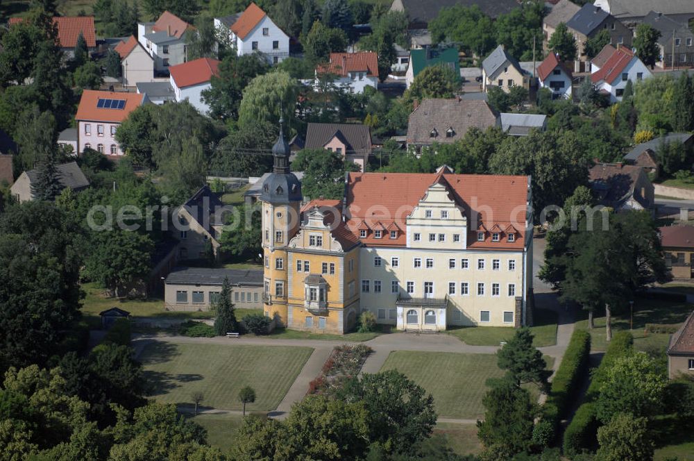 Aerial image Thallwitz - Blick auf die Stadt Thallwitz und das Schloss mit Park. Am 31. Juli 1253 wurde Thallwitz zum ersten Mal urkundlich vom damaligen Markgrafen von Meißen, als Talvitz erwähnt. Das Schloss wurde im 16. Jahrhundert erbaut und wurde Ende des 19. Jahrhunderts von den Fürsten von Reuß jüngere Linie zu einem Jagdschloss umgestaltet. Das Schloss war lange Zeit eine Klinik für plastische Chirurgie. Anfang der 90er Jahre wurde die Klinik aus Kostengründen geschlossen. Heute steht es leer. Kontakt: Gemeineverwaltung Thallwitz, Dorfplatz 5, 04808 Thallwitz, Tel. +49 (0)3425 923320, Fax +49 (0)3425 928285, Email sekretariat@gemeinde-thallwitz.de