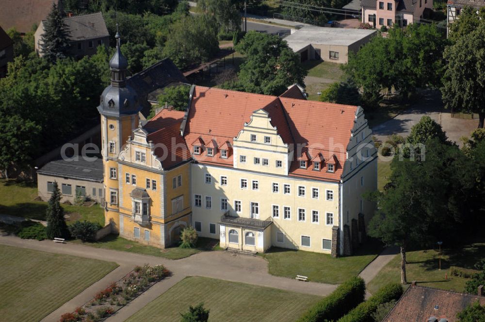 Thallwitz from above - Blick auf die Stadt Thallwitz und das Schloss mit Park. Am 31. Juli 1253 wurde Thallwitz zum ersten Mal urkundlich vom damaligen Markgrafen von Meißen, als Talvitz erwähnt. Das Schloss wurde im 16. Jahrhundert erbaut und wurde Ende des 19. Jahrhunderts von den Fürsten von Reuß jüngere Linie zu einem Jagdschloss umgestaltet. Das Schloss war lange Zeit eine Klinik für plastische Chirurgie. Anfang der 90er Jahre wurde die Klinik aus Kostengründen geschlossen. Heute steht es leer. Kontakt: Gemeineverwaltung Thallwitz, Dorfplatz 5, 04808 Thallwitz, Tel. +49 (0)3425 923320, Fax +49 (0)3425 928285, Email sekretariat@gemeinde-thallwitz.de