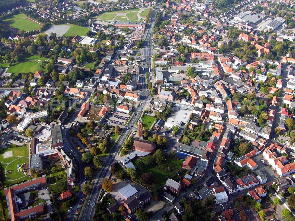 Aerial photograph Varel - 18.10.2005 Varel; Varel (Aussprache: Fahrel) ist eine Stadt in Friesland am Jadebusen in Niedersachsen, südlich von Wilhelmshaven. Sie ist mit etwa 25.000 Einwohnern die größte Stadt im Landkreis Friesland. Ihre Beliebtheit als Ferien- und Tagungsort verdankt sie der landschaftlich und klimatisch besonders günstigen Lage am Jadebusen (gemäßigtes Seeklima).