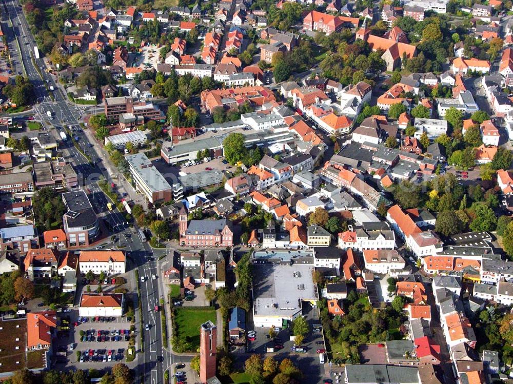 Varel from above - 18.10.2005 Varel; Varel (Aussprache: Fahrel) ist eine Stadt in Friesland am Jadebusen in Niedersachsen, südlich von Wilhelmshaven. Sie ist mit etwa 25.000 Einwohnern die größte Stadt im Landkreis Friesland. Ihre Beliebtheit als Ferien- und Tagungsort verdankt sie der landschaftlich und klimatisch besonders günstigen Lage am Jadebusen (gemäßigtes Seeklima).